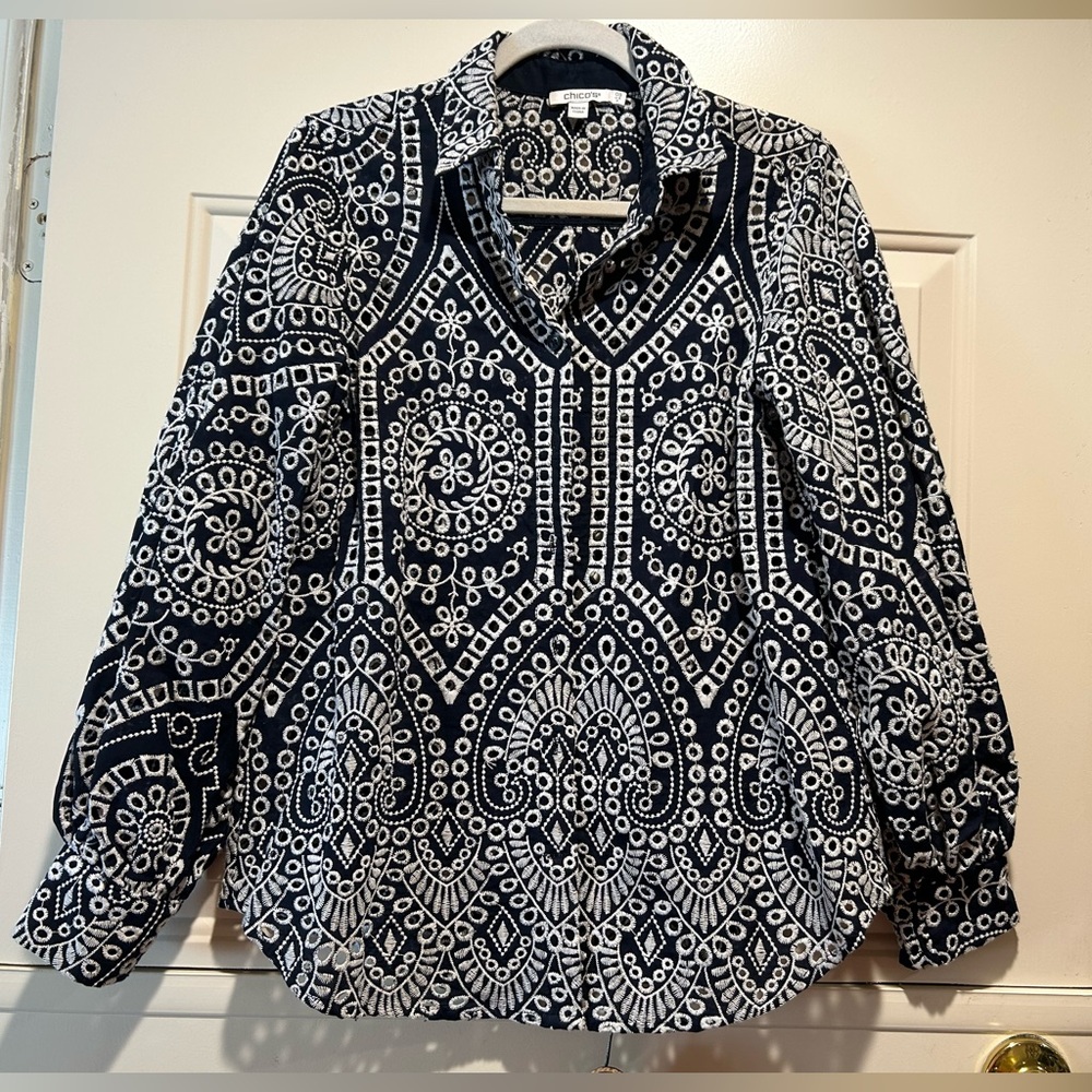 Chicos Navy and White Eyelet Blouse With Bell Sleeves Sz 0.5/6